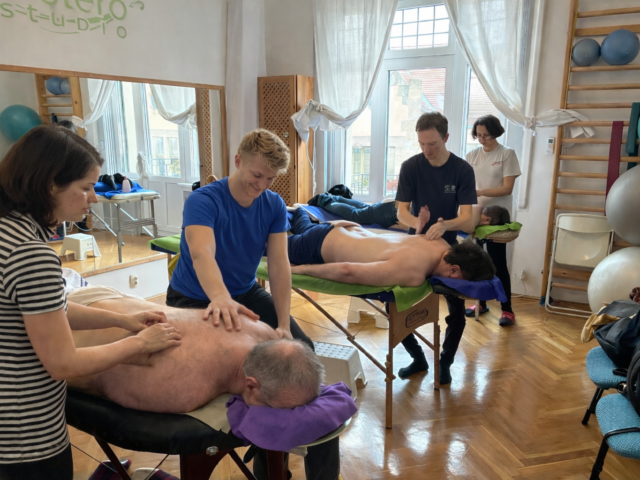 autista felnőtteknek tartott hátmasszázs tanfolyam Budapest Életerő Stúdió gyakorlati oktatás